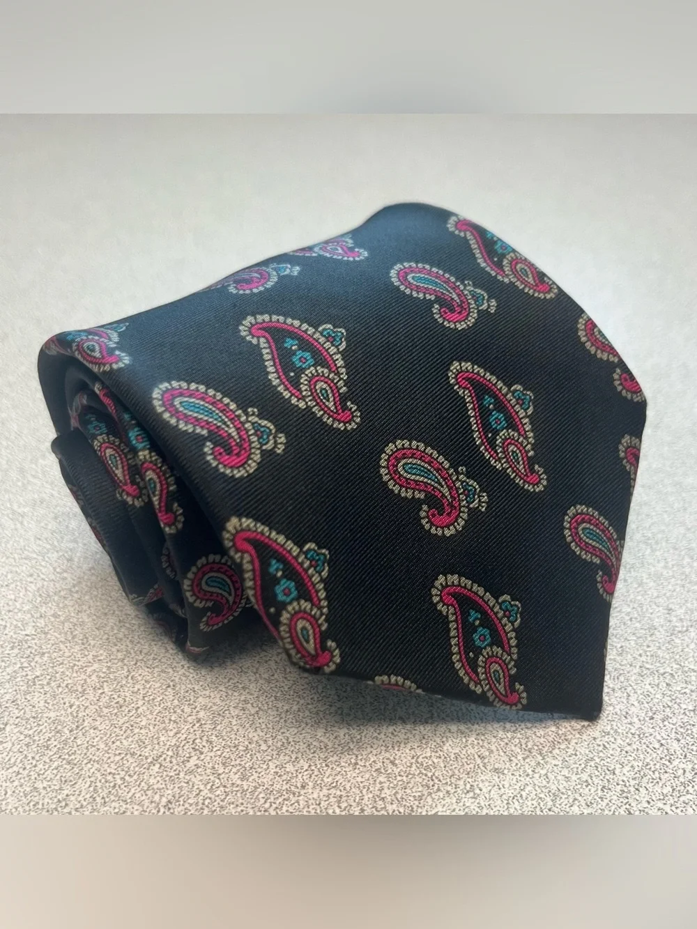 Oscar de la Renta Couture Paisley Print Designer Men's Tie Black Background